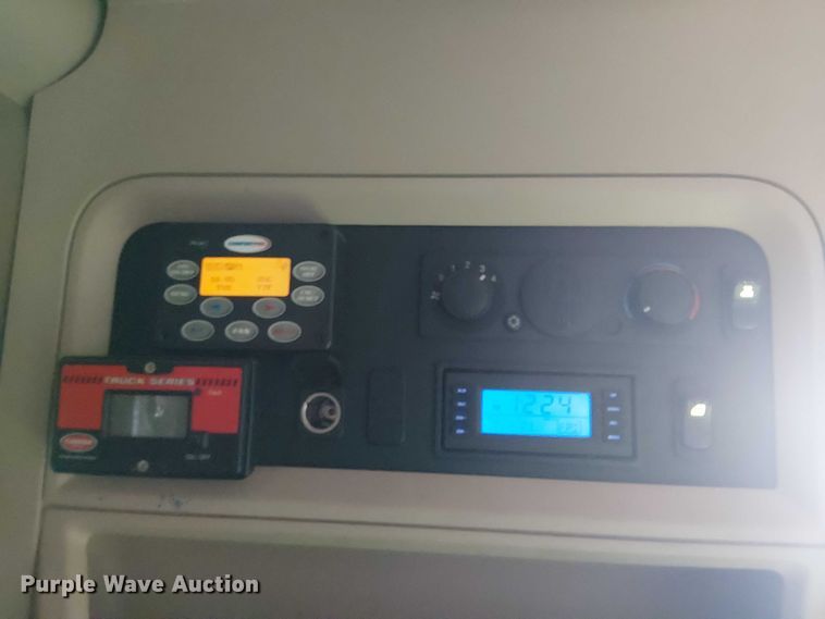 image for item YA1244 2019 Kenworth T680 semi truck