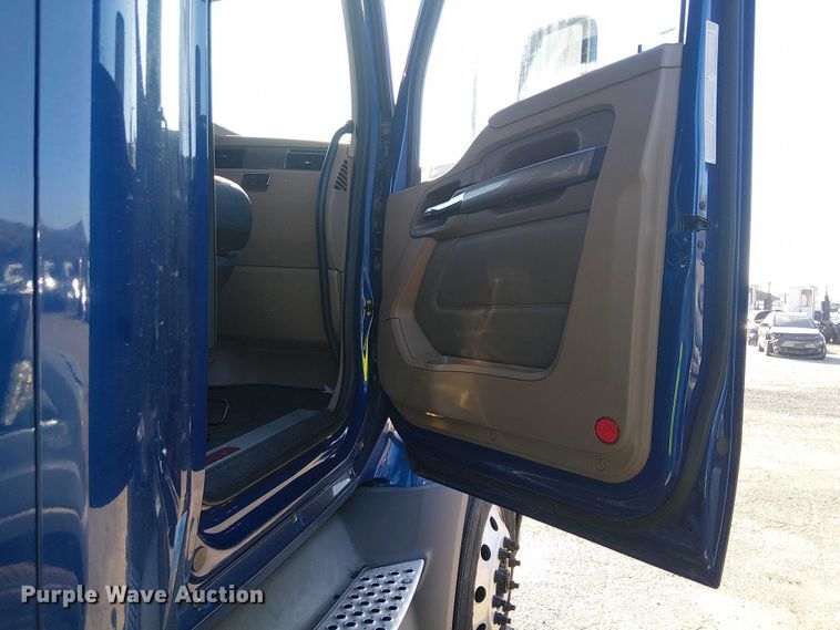 image for item YA1244 2019 Kenworth T680 semi truck