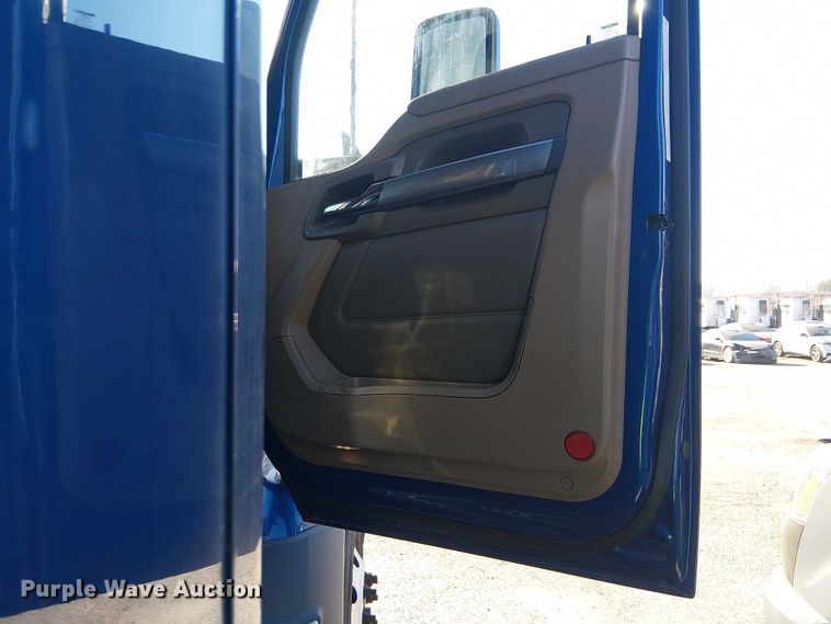 image for item YA1244 2019 Kenworth T680 semi truck