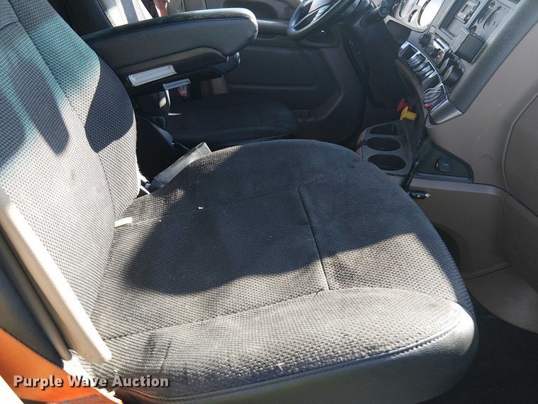 image for item YA1244 2019 Kenworth T680 semi truck