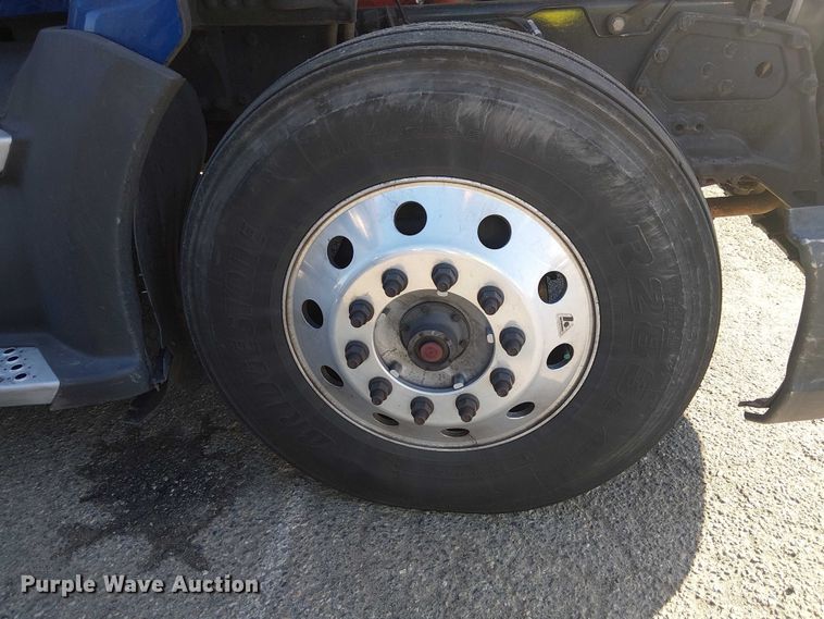 image for item YA1244 2019 Kenworth T680 semi truck