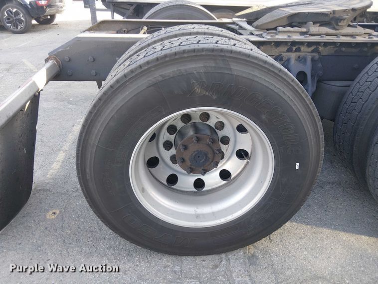 image for item YA1244 2019 Kenworth T680 semi truck