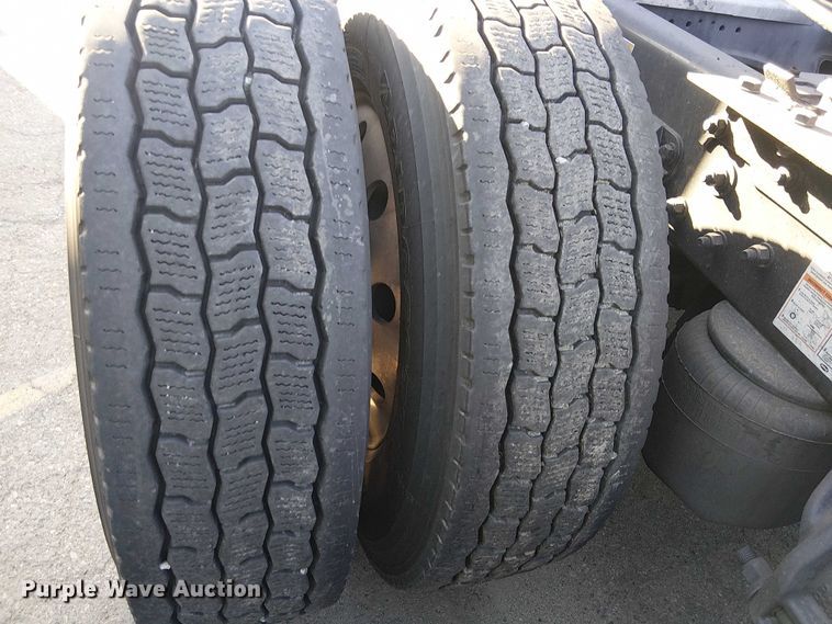 image for item YA1244 2019 Kenworth T680 semi truck