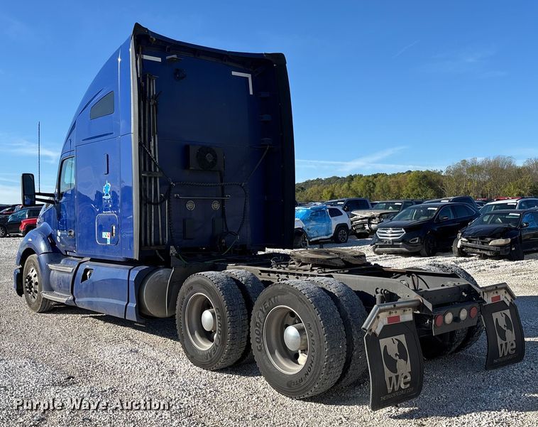 image for item YA1293 2015 Kenworth T680 semi truck