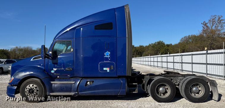 image for item YA1293 2015 Kenworth T680 semi truck