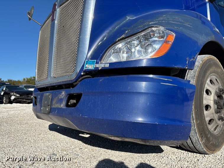 image for item YA1293 2015 Kenworth T680 semi truck