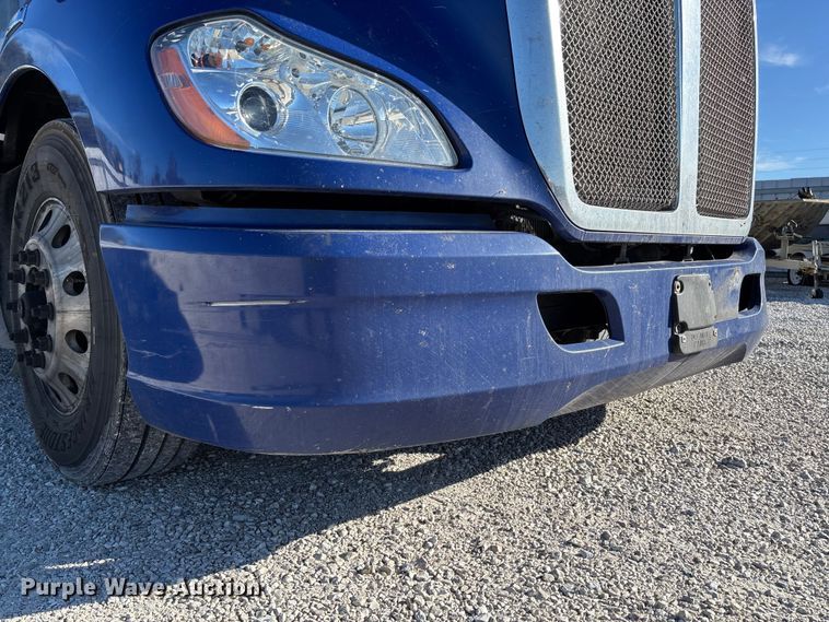 image for item YA1293 2015 Kenworth T680 semi truck