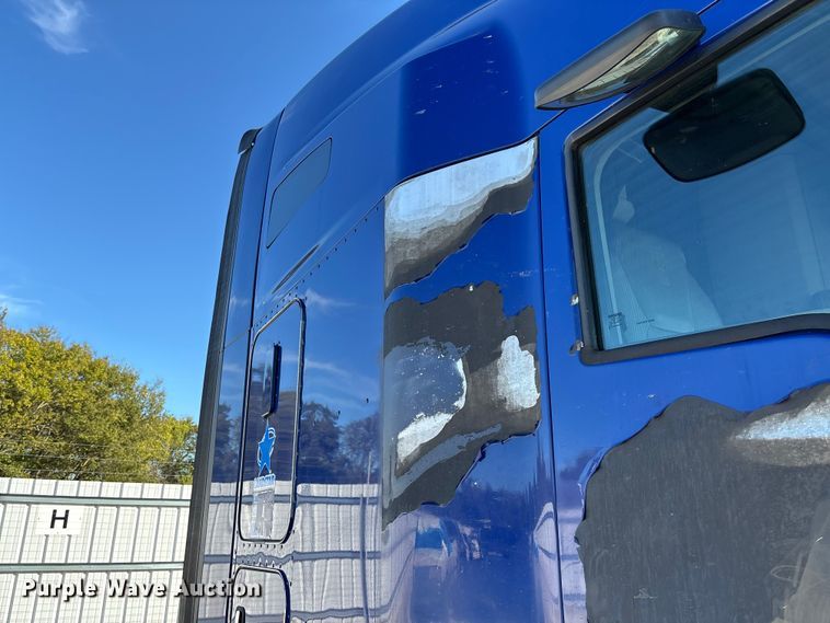 image for item YA1293 2015 Kenworth T680 semi truck