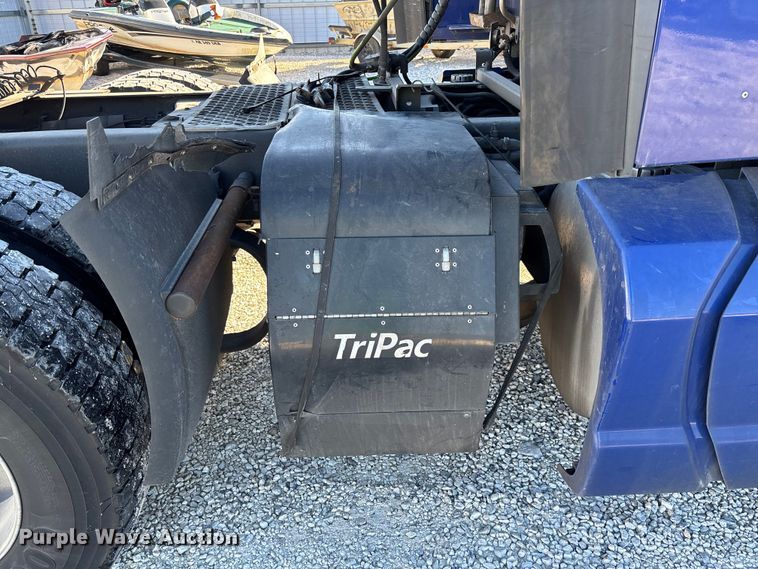 image for item YA1293 2015 Kenworth T680 semi truck