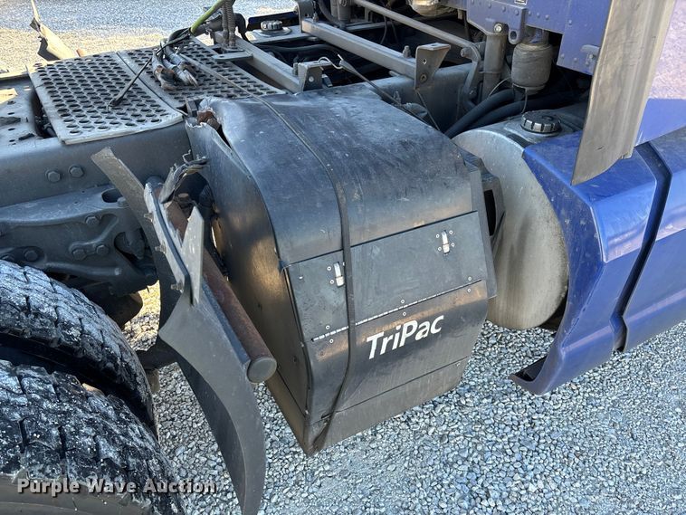 image for item YA1293 2015 Kenworth T680 semi truck