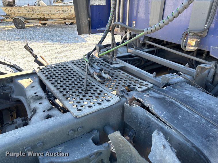 image for item YA1293 2015 Kenworth T680 semi truck