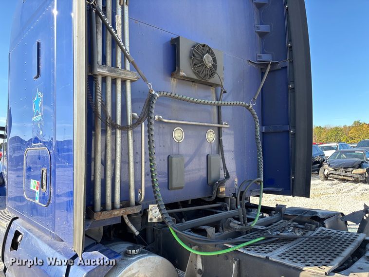 image for item YA1293 2015 Kenworth T680 semi truck