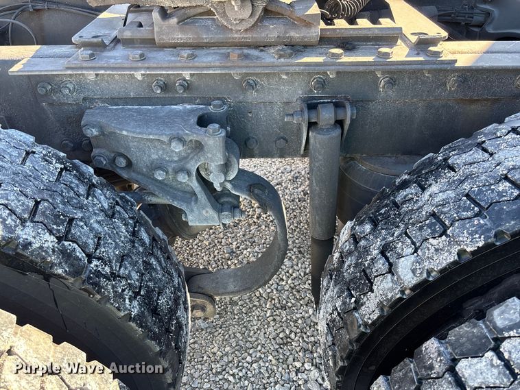 image for item YA1293 2015 Kenworth T680 semi truck