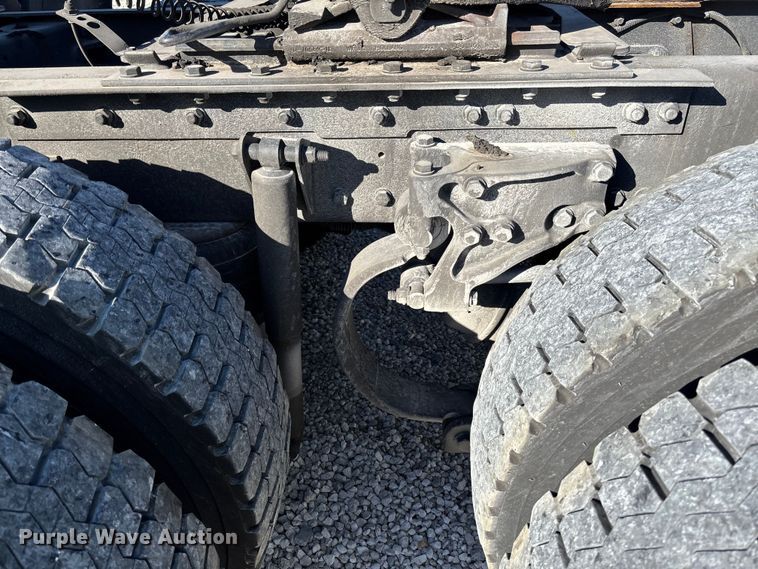 image for item YA1293 2015 Kenworth T680 semi truck