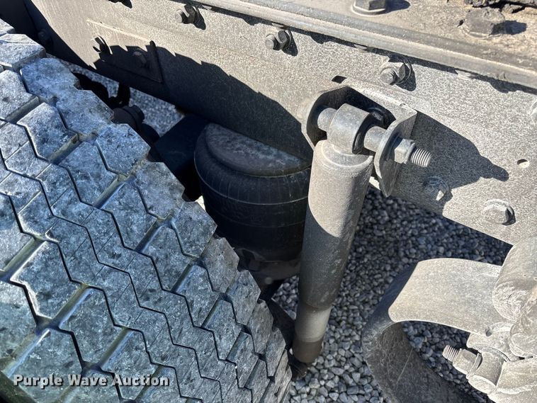 image for item YA1293 2015 Kenworth T680 semi truck