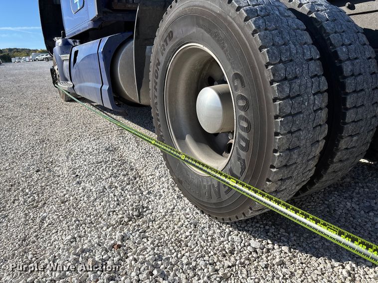 image for item YA1293 2015 Kenworth T680 semi truck