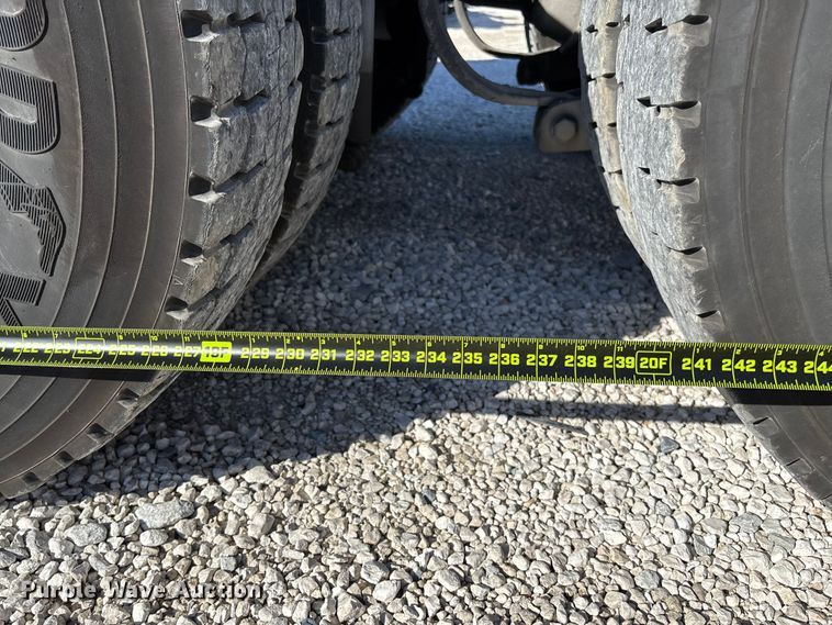 image for item YA1293 2015 Kenworth T680 semi truck