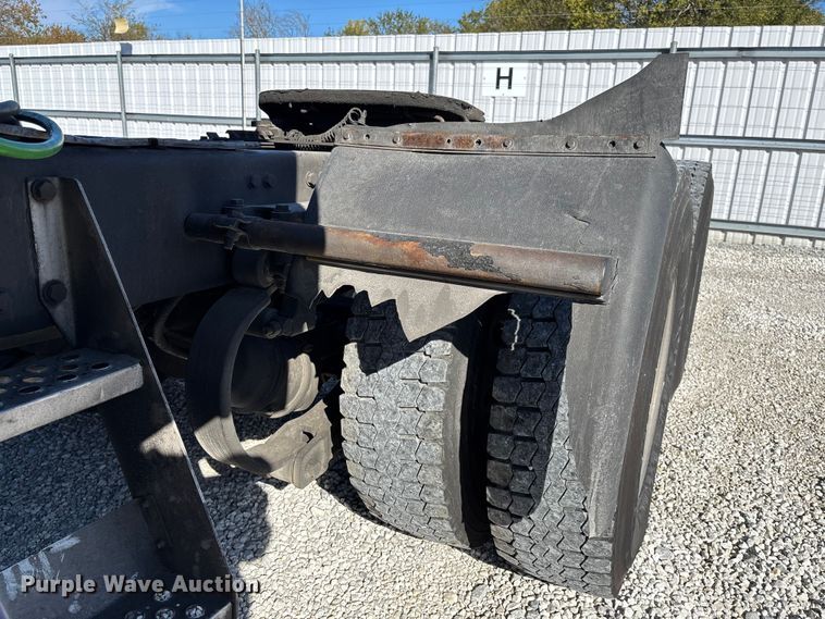 image for item YA1293 2015 Kenworth T680 semi truck