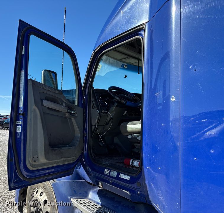 image for item YA1293 2015 Kenworth T680 semi truck