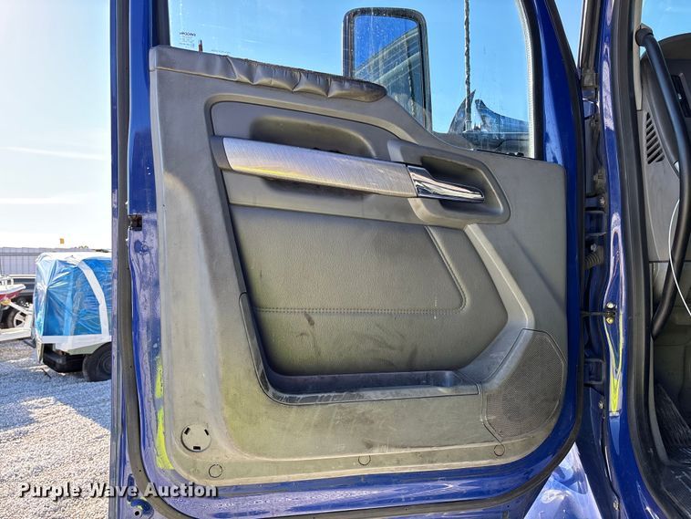 image for item YA1293 2015 Kenworth T680 semi truck