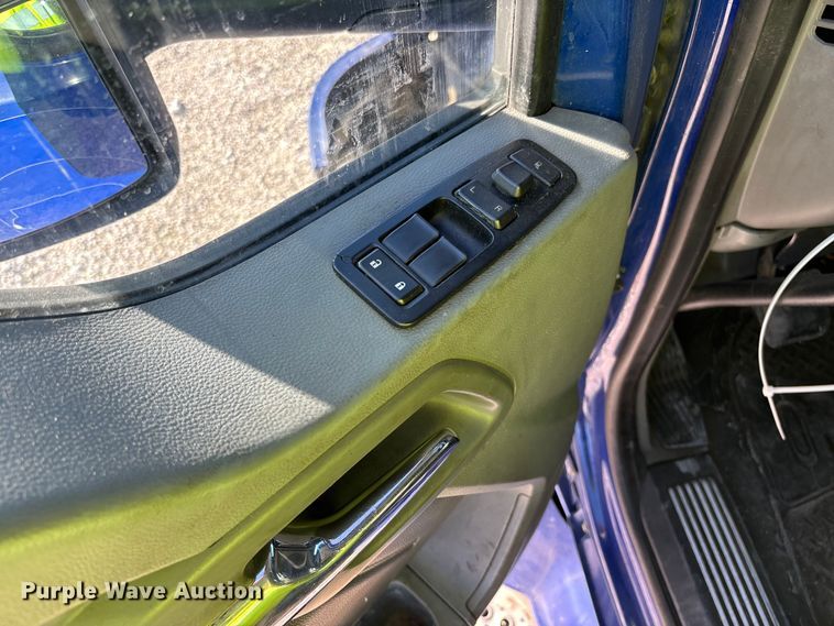 image for item YA1293 2015 Kenworth T680 semi truck