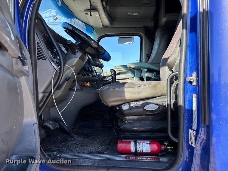 image for item YA1293 2015 Kenworth T680 semi truck