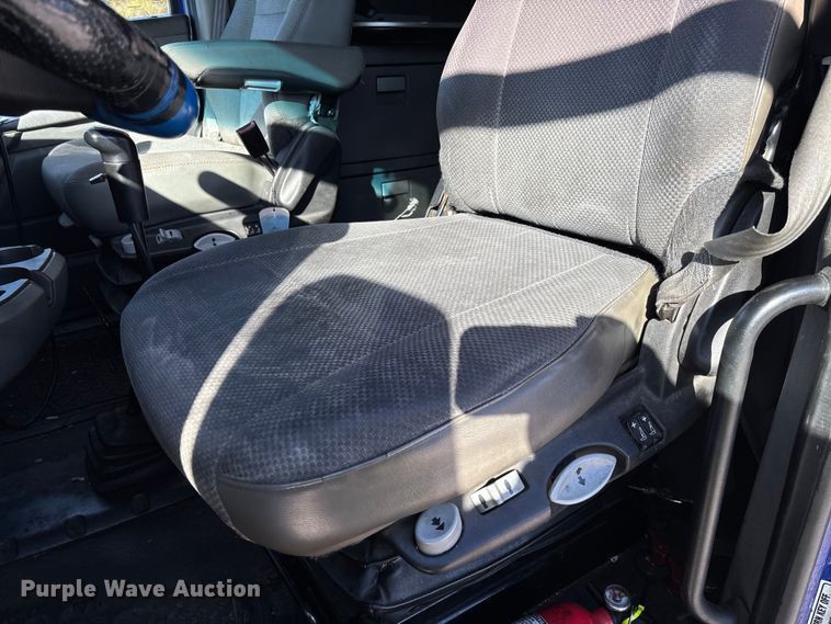 image for item YA1293 2015 Kenworth T680 semi truck