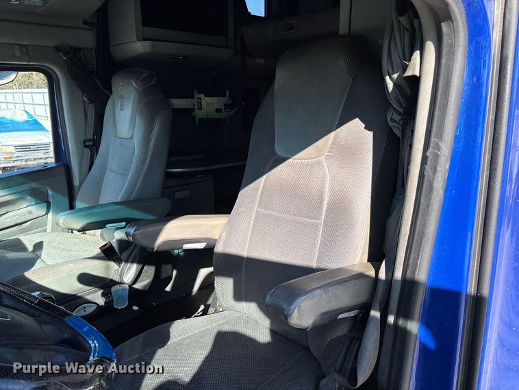 image for item YA1293 2015 Kenworth T680 semi truck