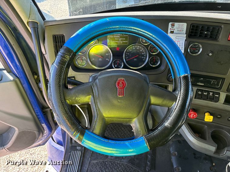 image for item YA1293 2015 Kenworth T680 semi truck