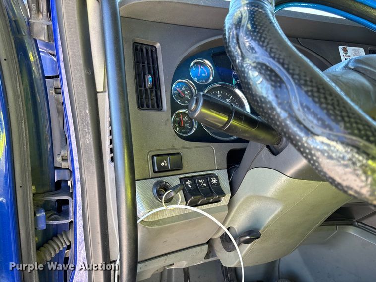 image for item YA1293 2015 Kenworth T680 semi truck