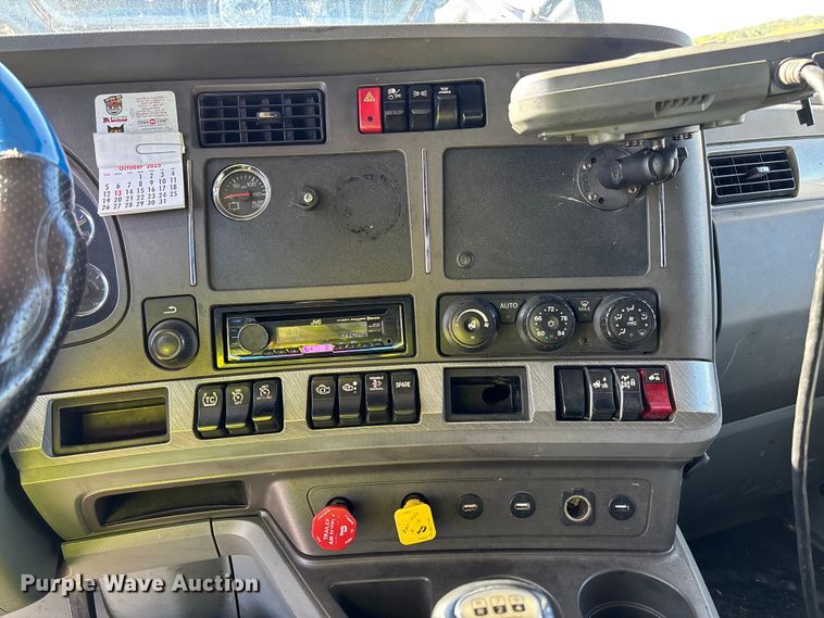 image for item YA1293 2015 Kenworth T680 semi truck