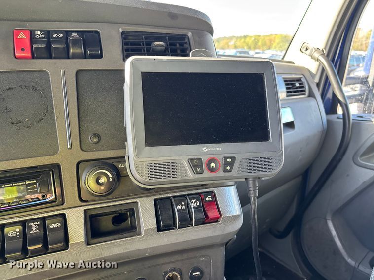 image for item YA1293 2015 Kenworth T680 semi truck