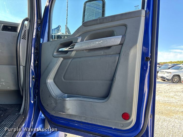 image for item YA1293 2015 Kenworth T680 semi truck