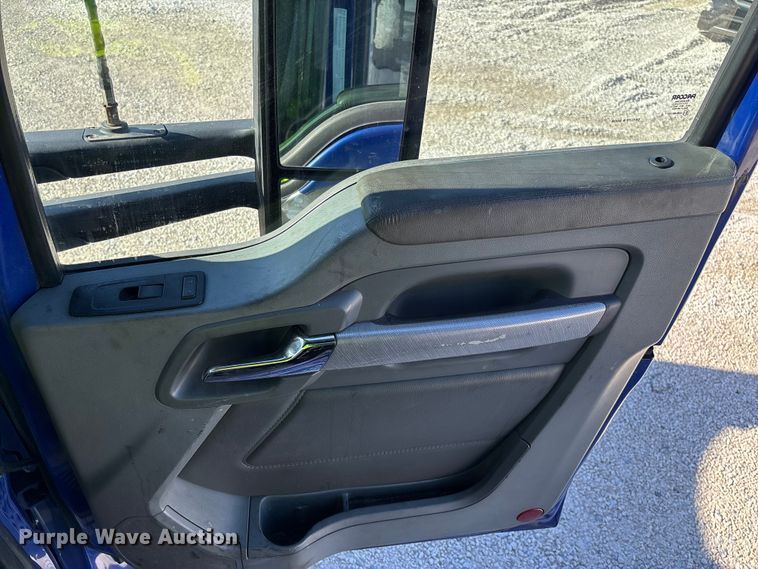 image for item YA1293 2015 Kenworth T680 semi truck