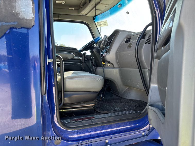 image for item YA1293 2015 Kenworth T680 semi truck