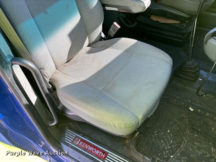 image for item YA1293 2015 Kenworth T680 semi truck