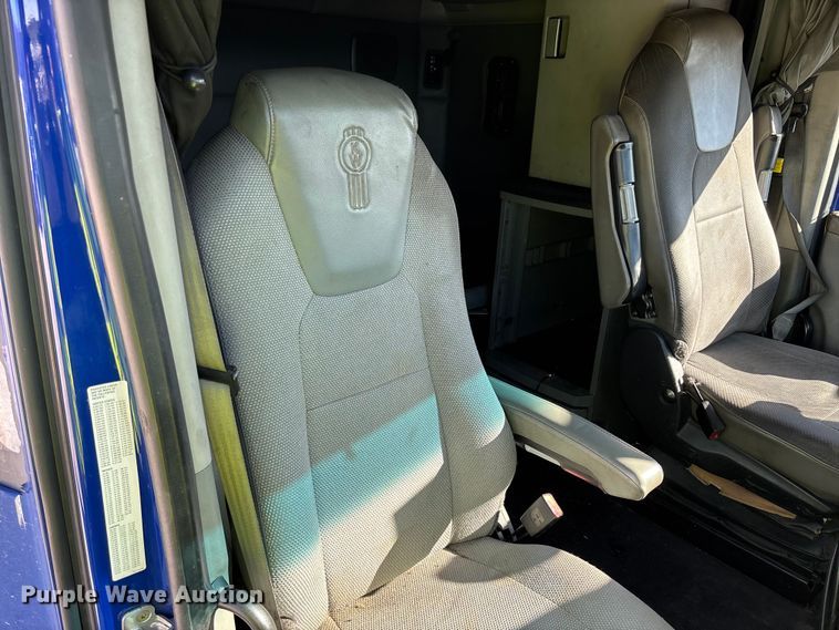 image for item YA1293 2015 Kenworth T680 semi truck