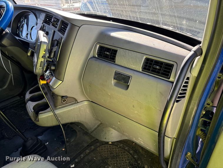 image for item YA1293 2015 Kenworth T680 semi truck