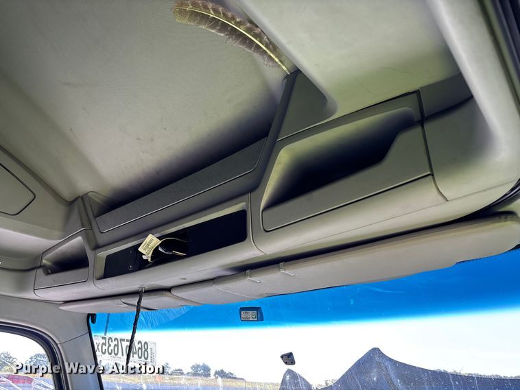 image for item YA1293 2015 Kenworth T680 semi truck