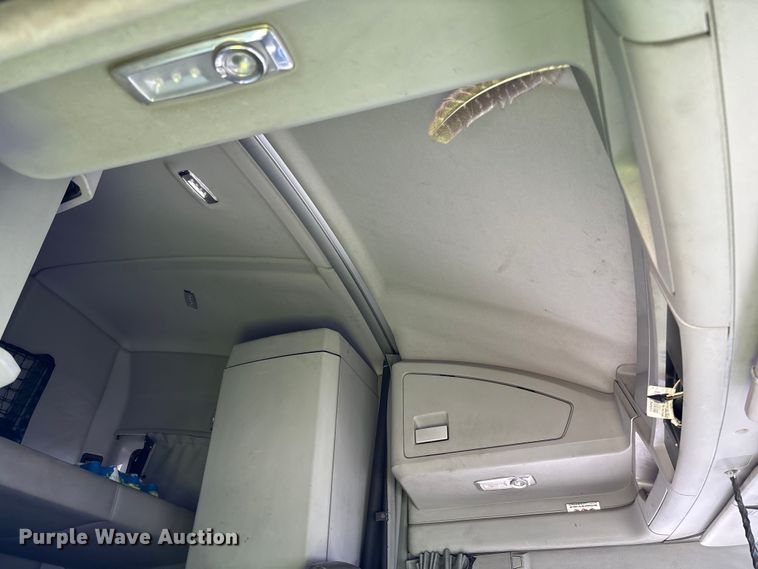 image for item YA1293 2015 Kenworth T680 semi truck