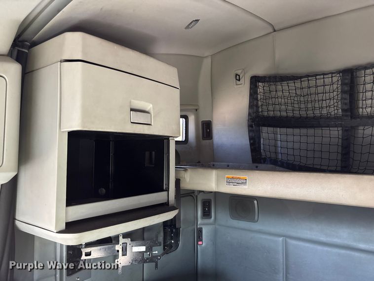 image for item YA1293 2015 Kenworth T680 semi truck