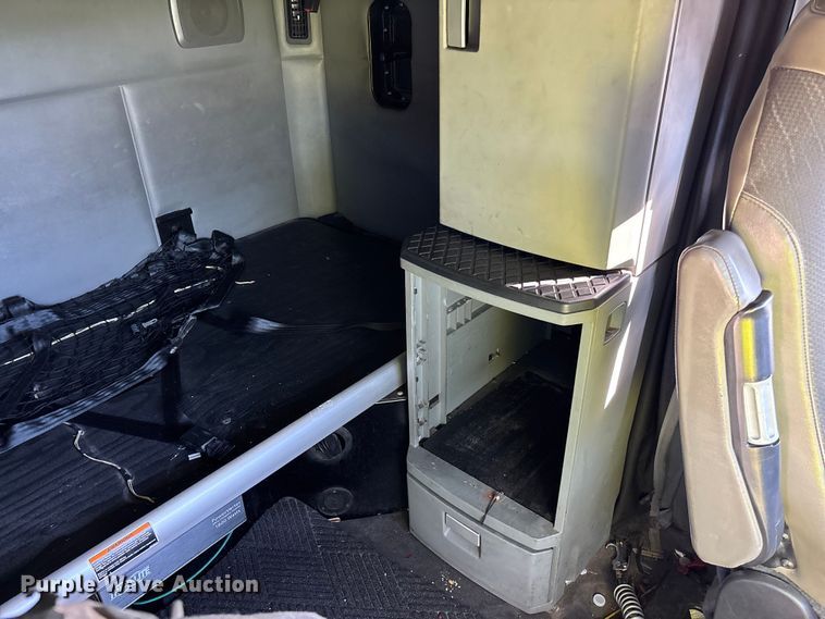 image for item YA1293 2015 Kenworth T680 semi truck