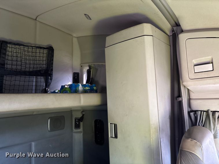 image for item YA1293 2015 Kenworth T680 semi truck