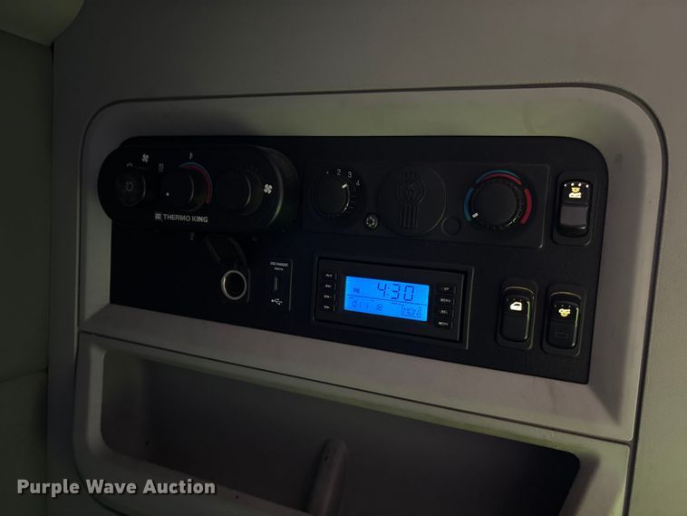 image for item YA1293 2015 Kenworth T680 semi truck