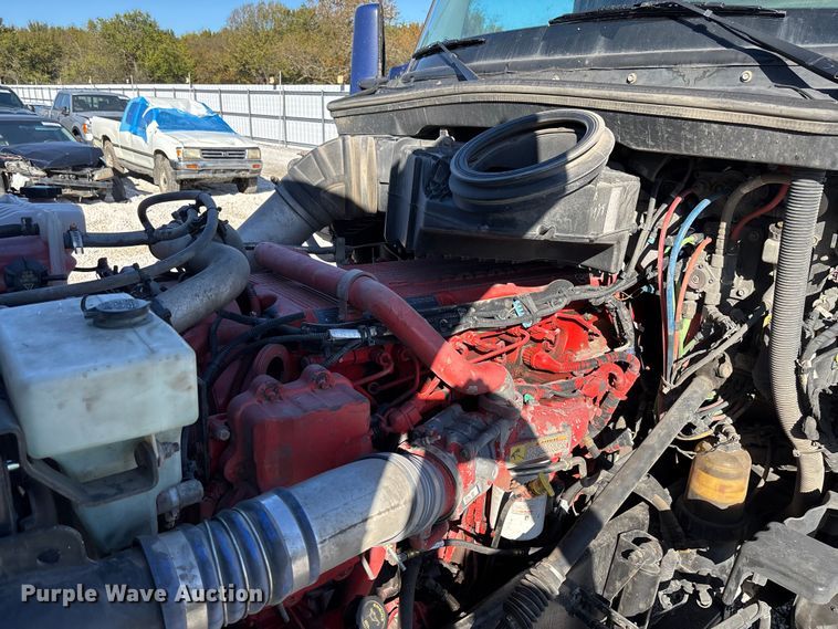 image for item YA1293 2015 Kenworth T680 semi truck