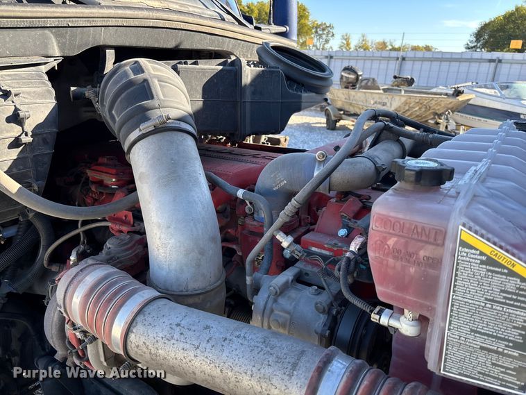 image for item YA1293 2015 Kenworth T680 semi truck