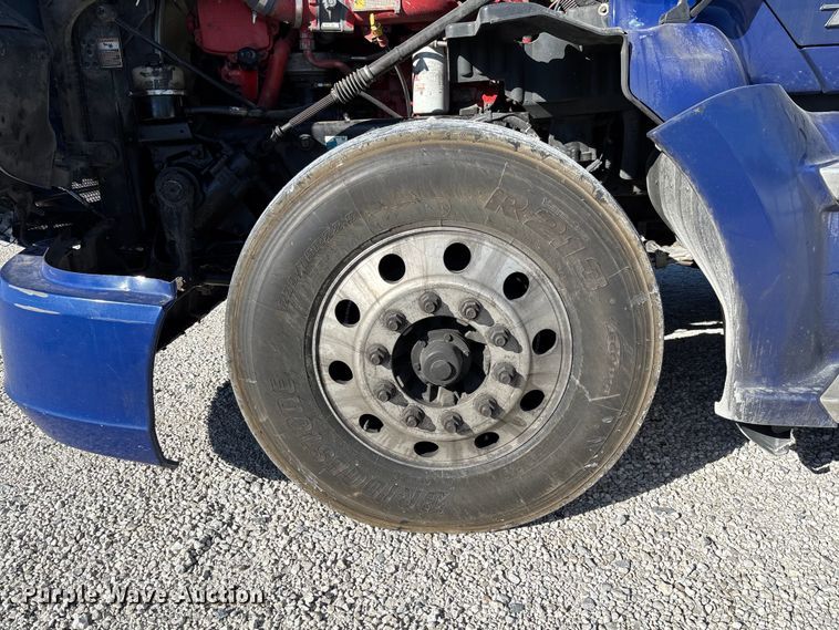 image for item YA1293 2015 Kenworth T680 semi truck