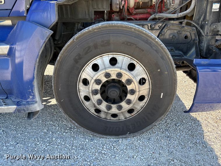 image for item YA1293 2015 Kenworth T680 semi truck