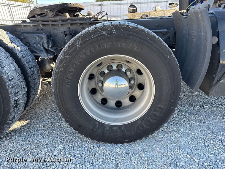 image for item YA1293 2015 Kenworth T680 semi truck