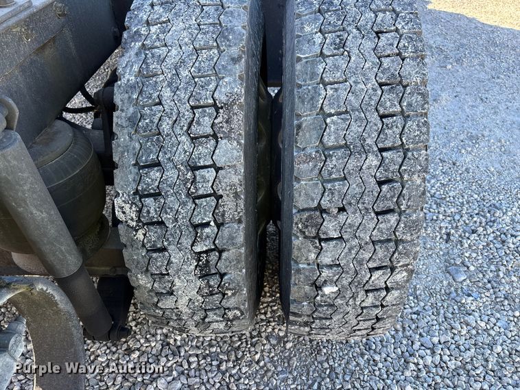 image for item YA1293 2015 Kenworth T680 semi truck